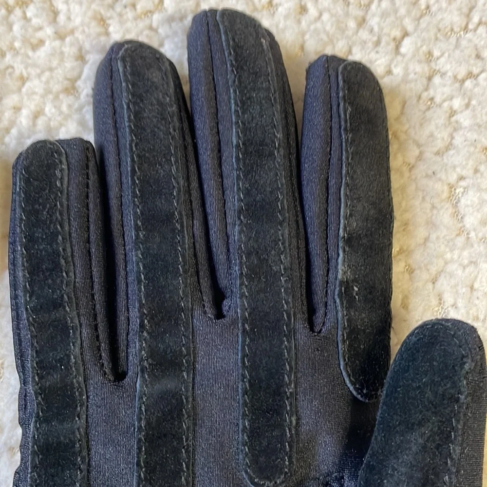 Isotoner ladies soft gloves with case